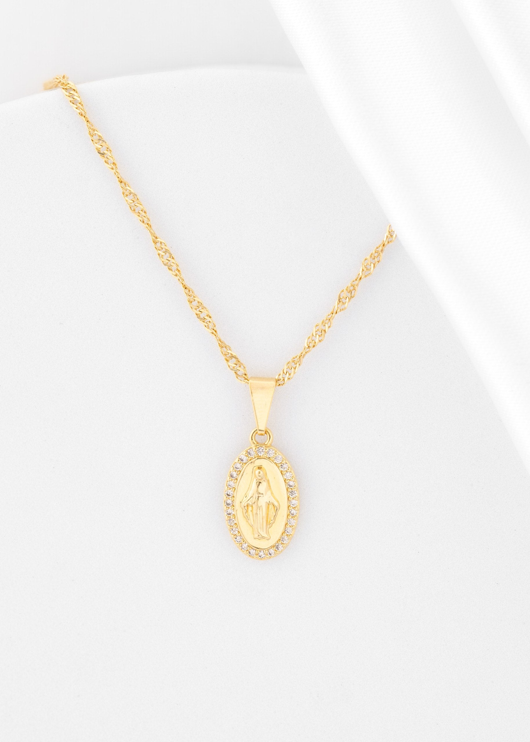 Dije Milagrosa con circornias cristal