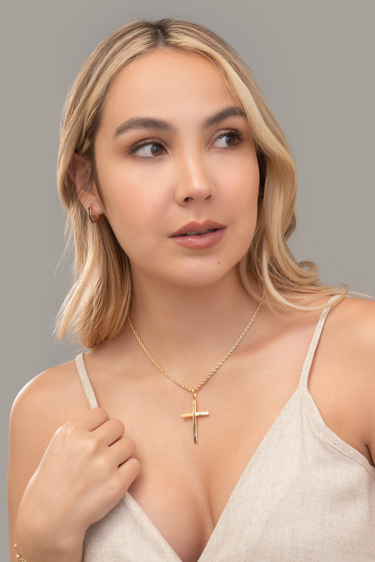 dije cruz lisa