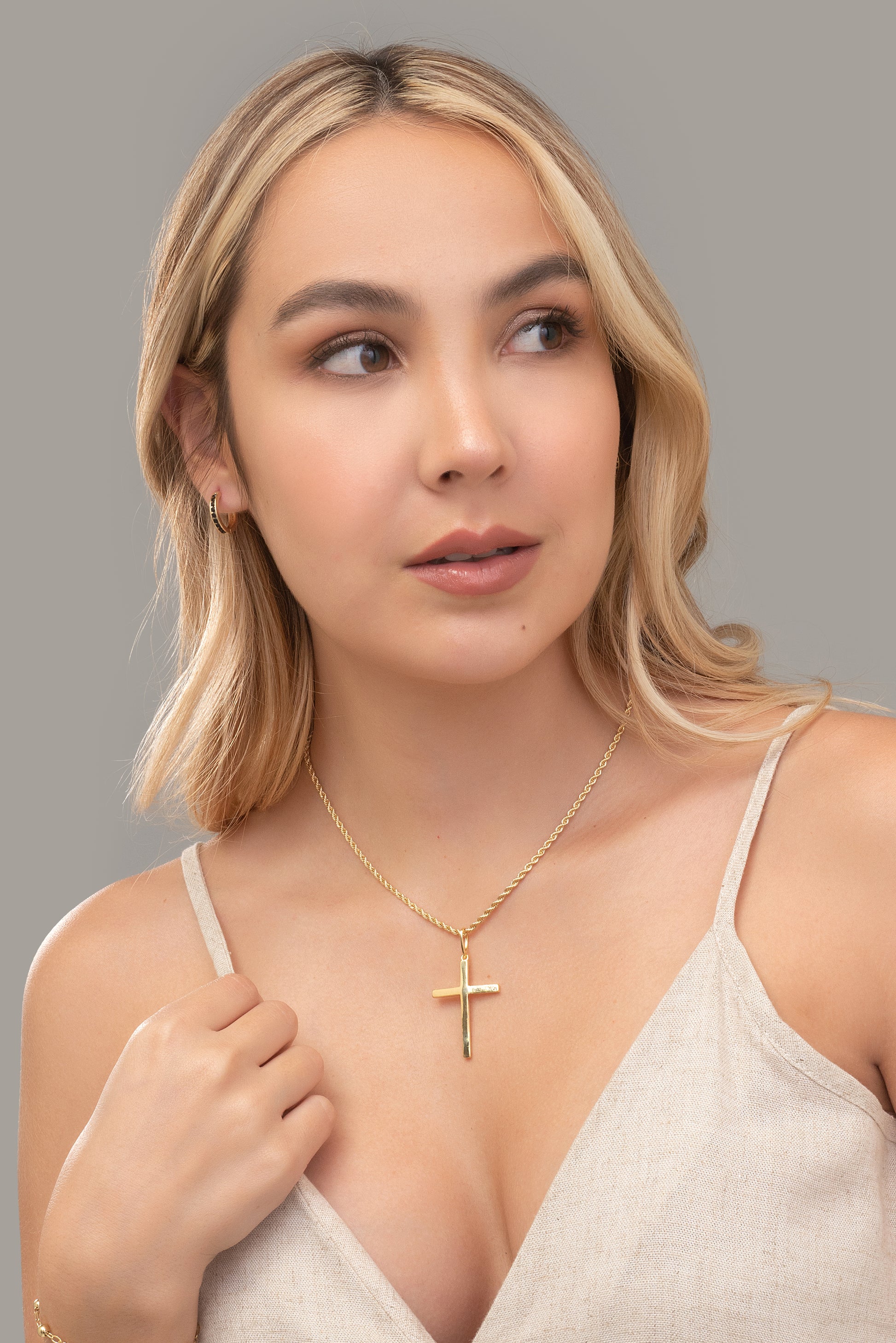 dije cruz lisa