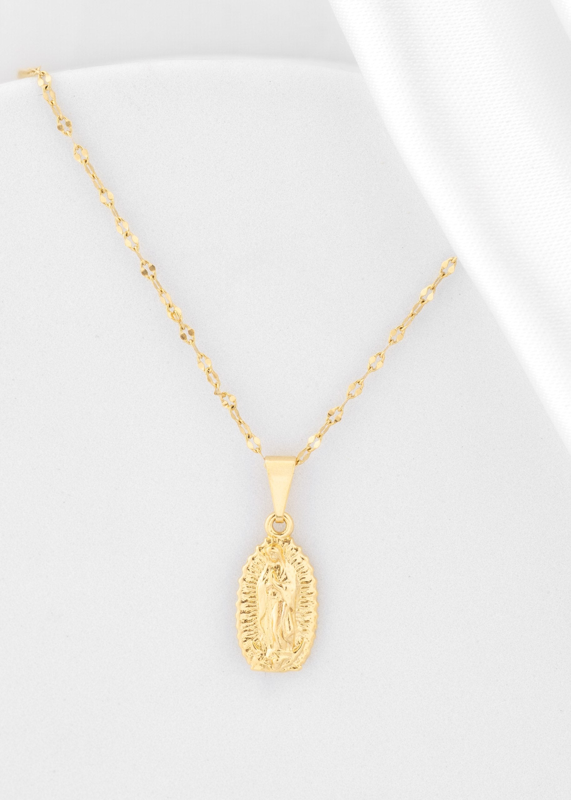 dije virgen guadalupe tallada