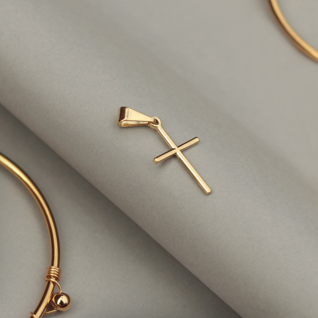 dije cruz tubular delgada