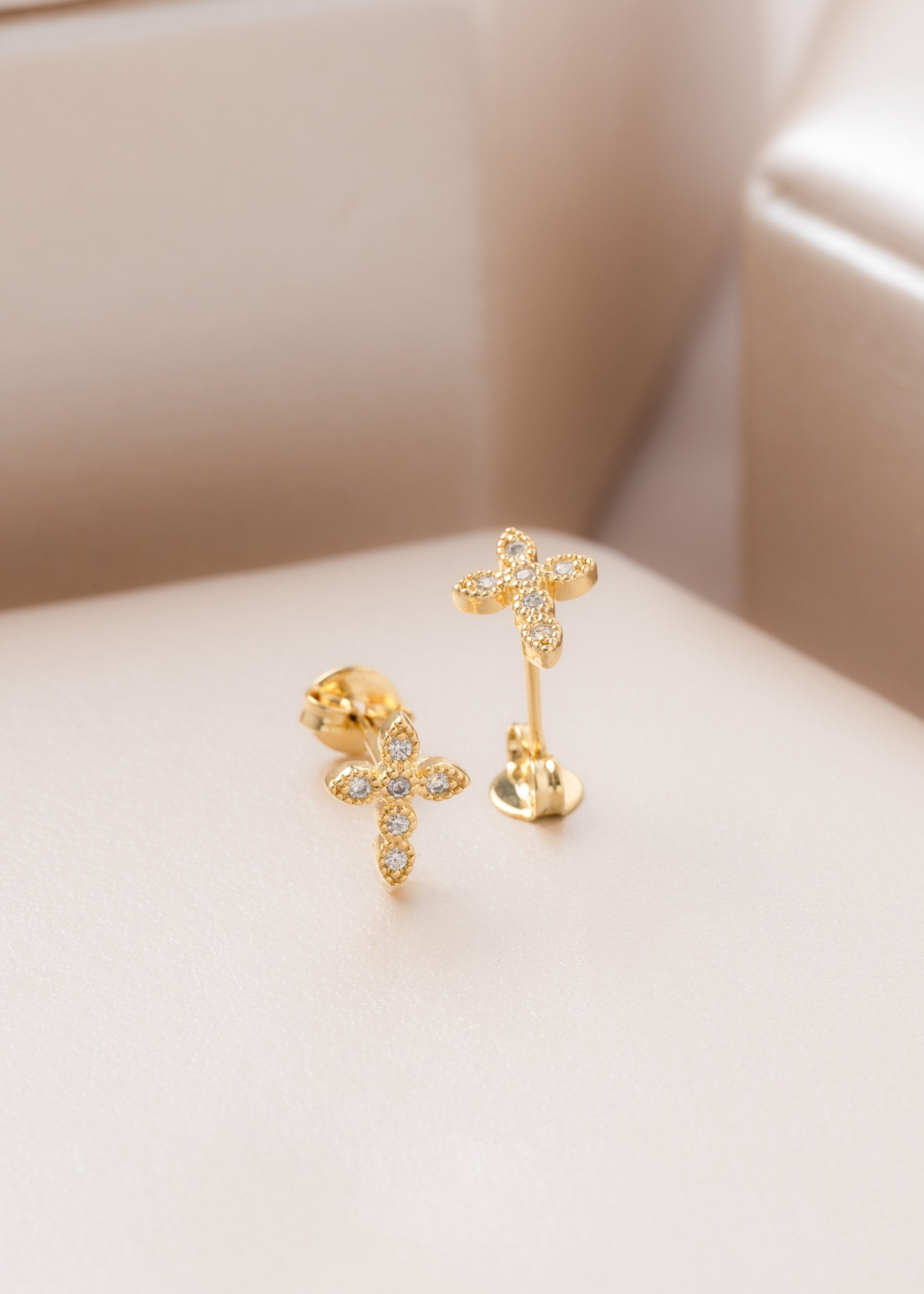 Areta Leaf Cross